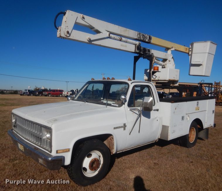 image for item HW9198 1982 Chevrolet C30  bucket truck