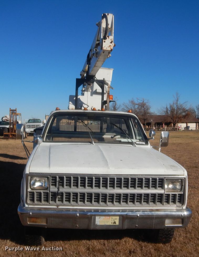 image for item HW9198 1982 Chevrolet C30  bucket truck