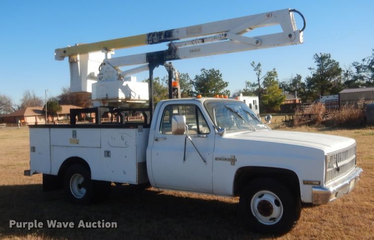 image for item HW9198 1982 Chevrolet C30  bucket truck
