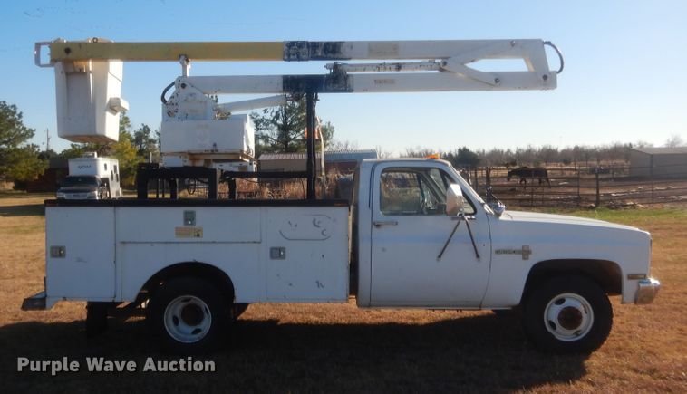 image for item HW9198 1982 Chevrolet C30  bucket truck