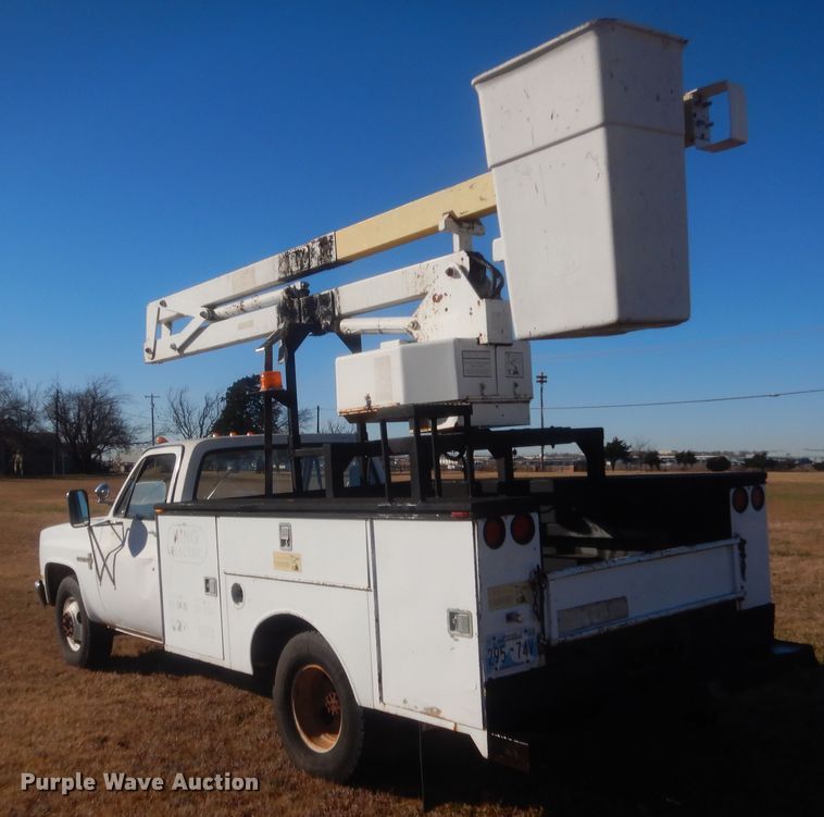image for item HW9198 1982 Chevrolet C30  bucket truck