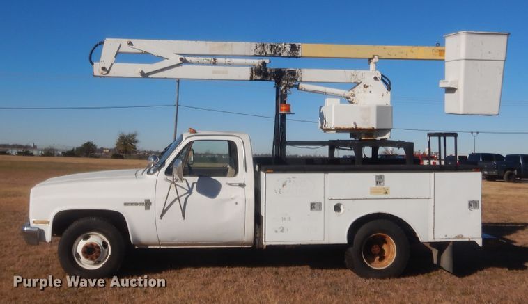 image for item HW9198 1982 Chevrolet C30  bucket truck