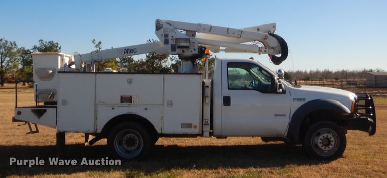 image for item HW9202 2006 Ford F550 Super Duty  bucket truck