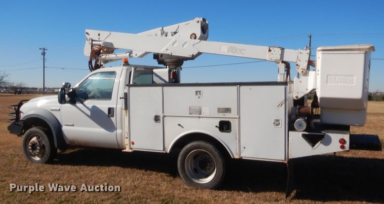 image for item HW9202 2006 Ford F550 Super Duty  bucket truck