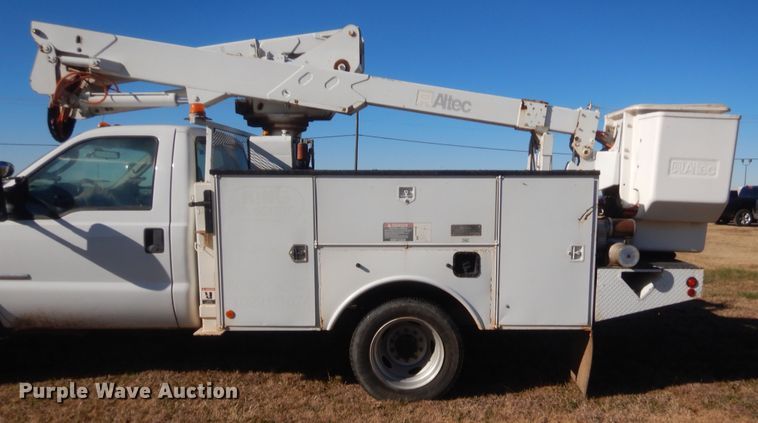 image for item HW9202 2006 Ford F550 Super Duty  bucket truck