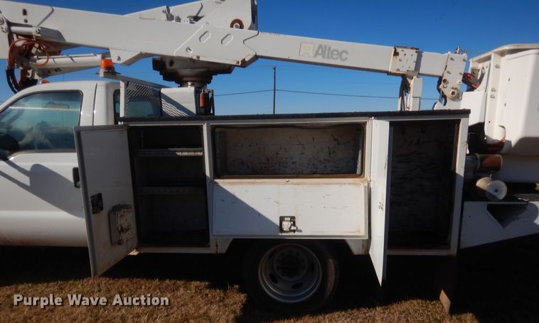 image for item HW9202 2006 Ford F550 Super Duty  bucket truck