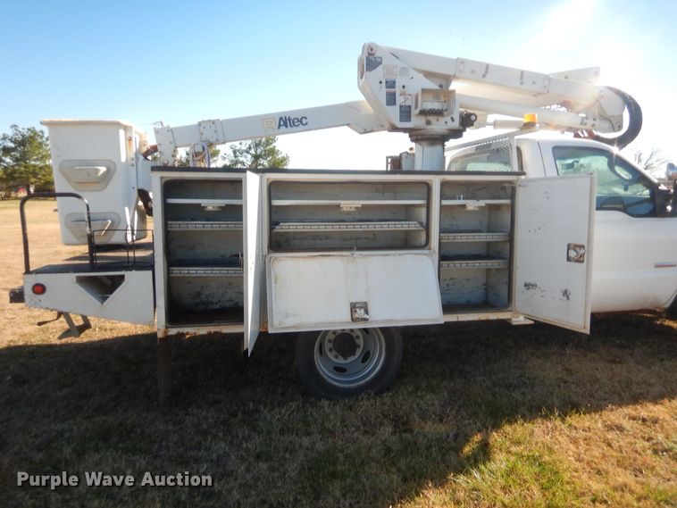 image for item HW9202 2006 Ford F550 Super Duty  bucket truck