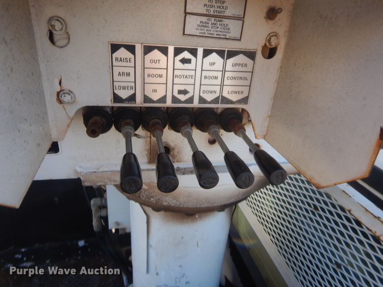 image for item HW9202 2006 Ford F550 Super Duty  bucket truck