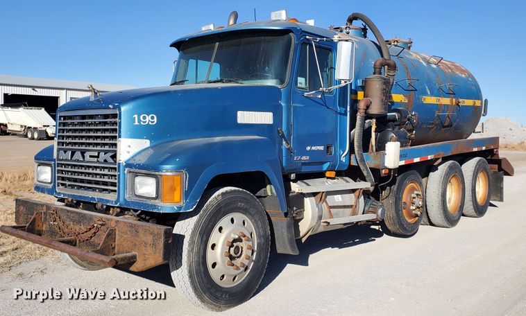 image for item HW9500 1999 Mack CH613  vacuum truck