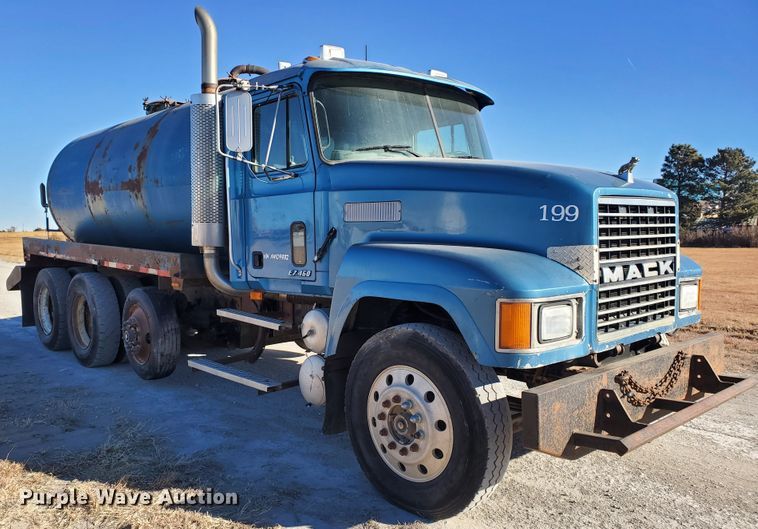 image for item HW9500 1999 Mack CH613  vacuum truck