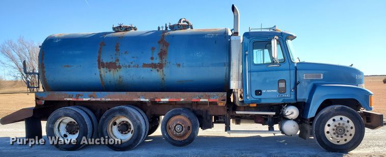 image for item HW9500 1999 Mack CH613  vacuum truck