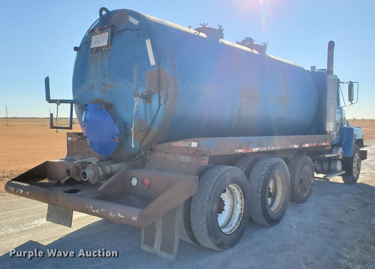 image for item HW9500 1999 Mack CH613  vacuum truck