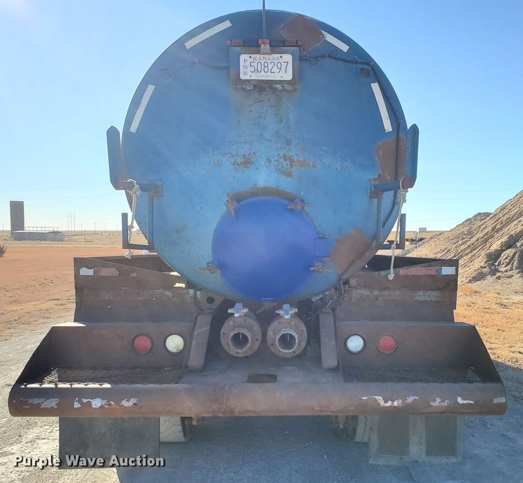 image for item HW9500 1999 Mack CH613  vacuum truck