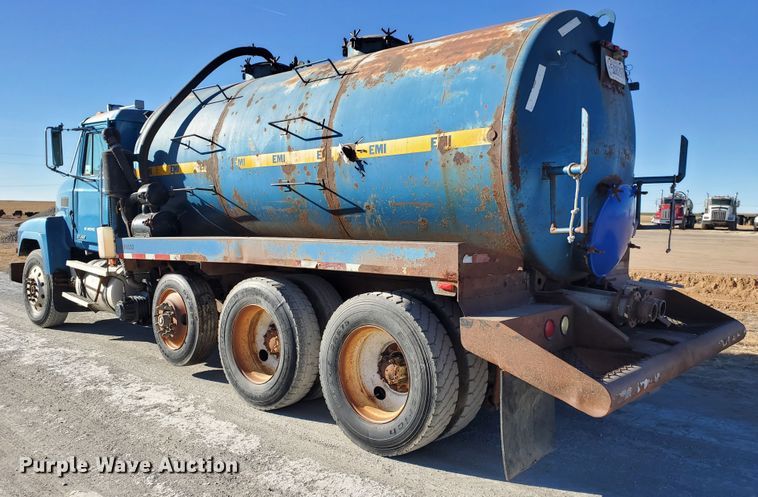 image for item HW9500 1999 Mack CH613  vacuum truck