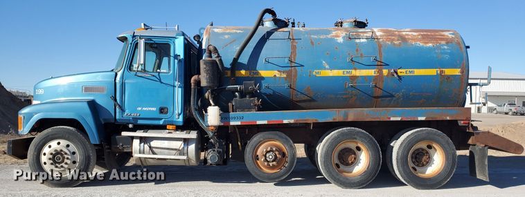 image for item HW9500 1999 Mack CH613  vacuum truck