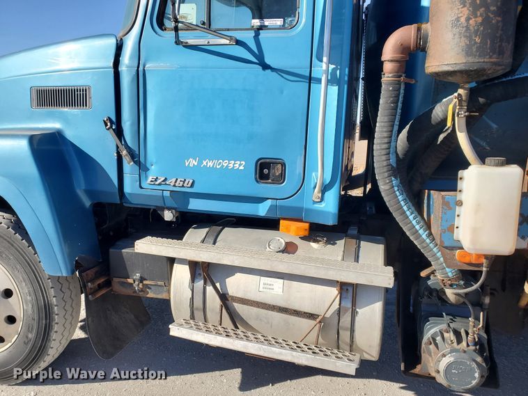 image for item HW9500 1999 Mack CH613  vacuum truck