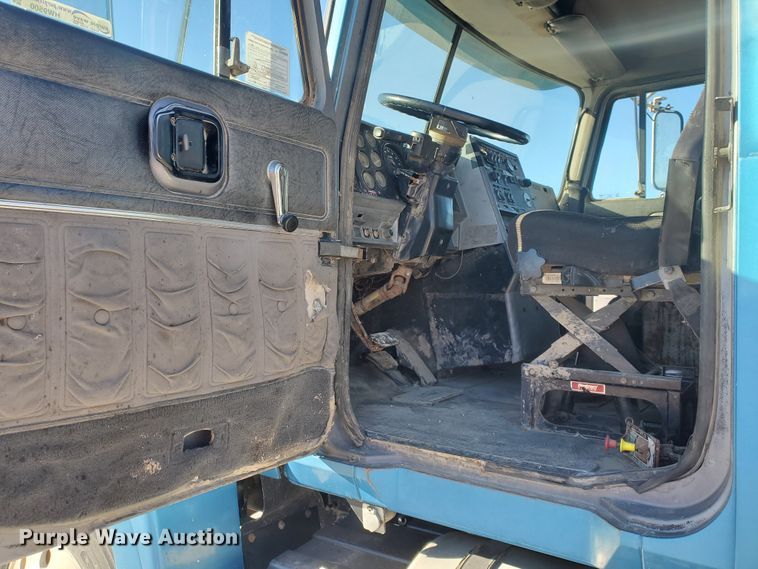 image for item HW9500 1999 Mack CH613  vacuum truck