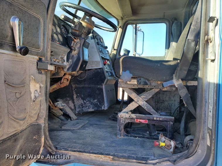 image for item HW9500 1999 Mack CH613  vacuum truck