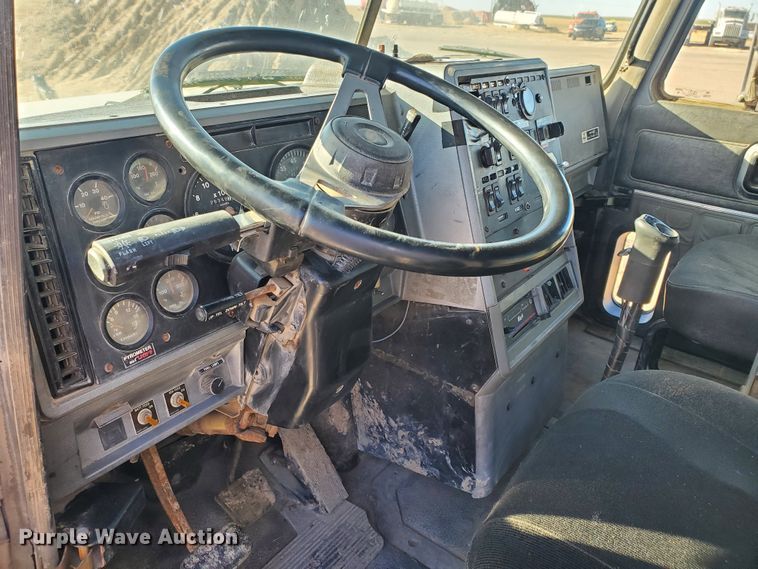 image for item HW9500 1999 Mack CH613  vacuum truck