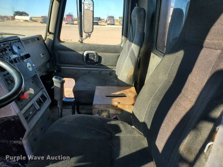 image for item HW9500 1999 Mack CH613  vacuum truck