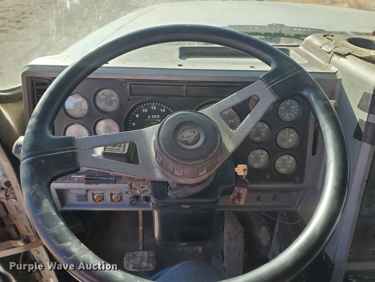 image for item HW9500 1999 Mack CH613  vacuum truck