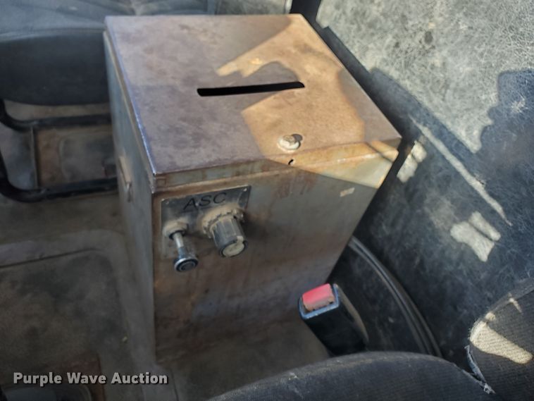 image for item HW9500 1999 Mack CH613  vacuum truck