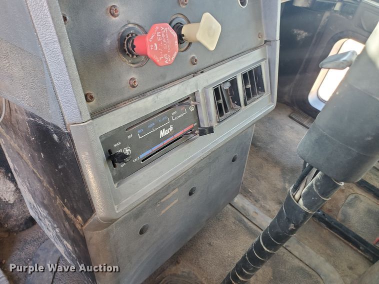 image for item HW9500 1999 Mack CH613  vacuum truck