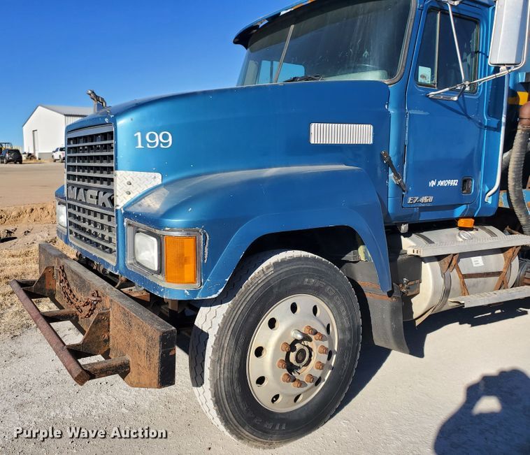 image for item HW9500 1999 Mack CH613  vacuum truck