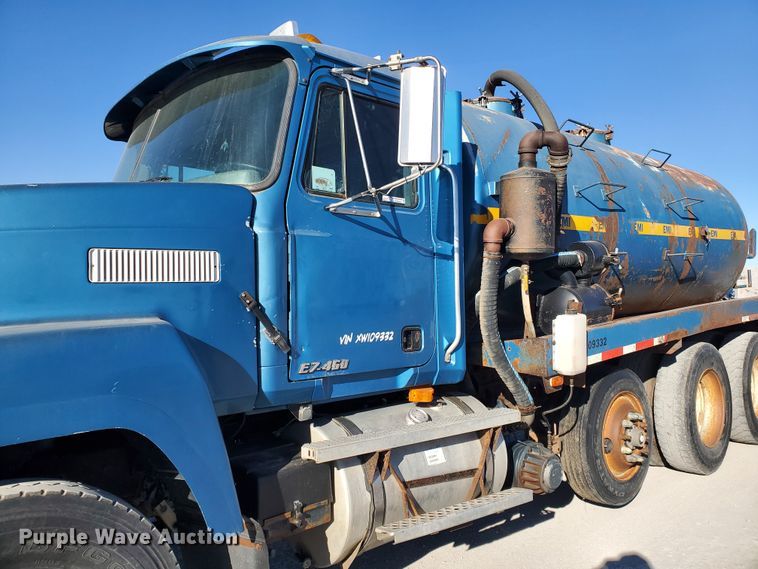 image for item HW9500 1999 Mack CH613  vacuum truck