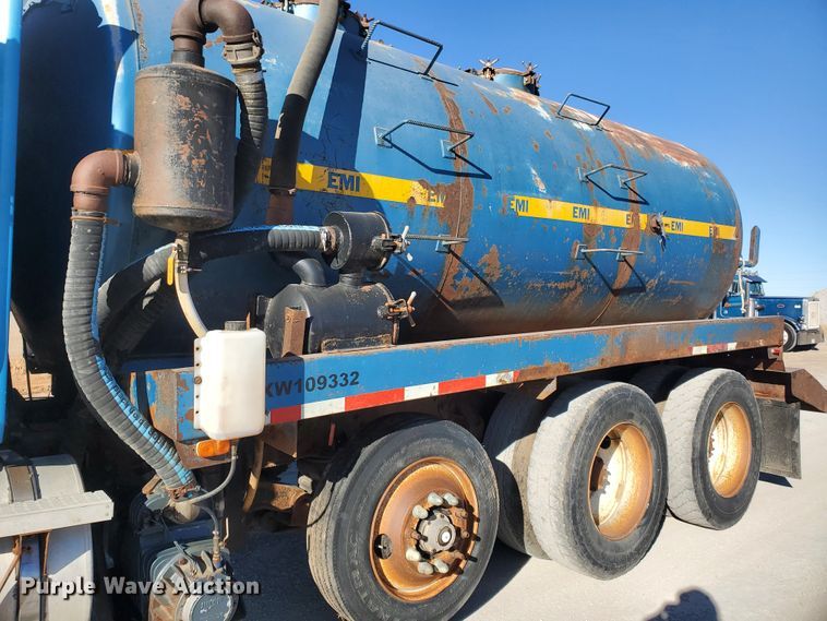 image for item HW9500 1999 Mack CH613  vacuum truck