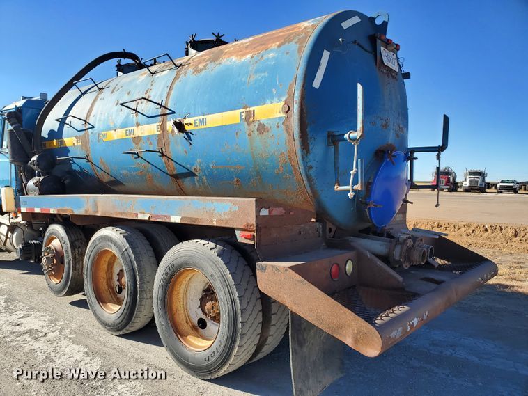 image for item HW9500 1999 Mack CH613  vacuum truck