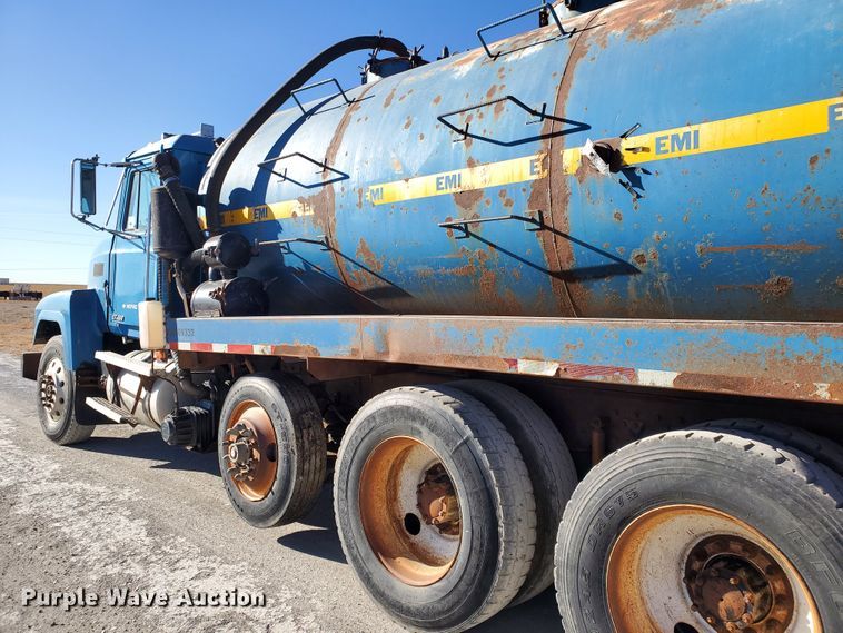 image for item HW9500 1999 Mack CH613  vacuum truck