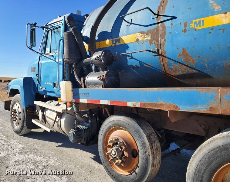 image for item HW9500 1999 Mack CH613  vacuum truck