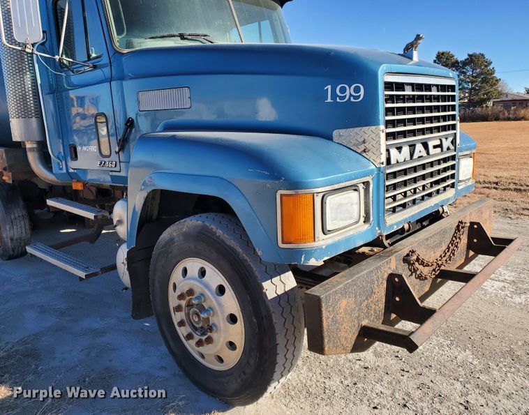 image for item HW9500 1999 Mack CH613  vacuum truck