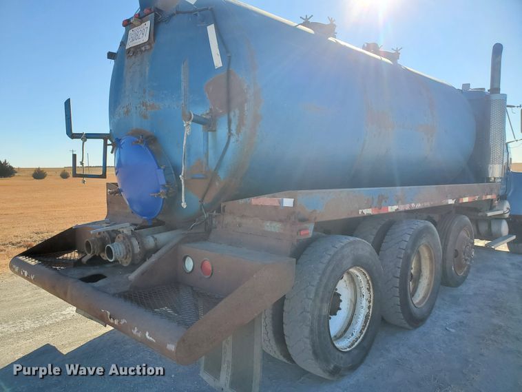 image for item HW9500 1999 Mack CH613  vacuum truck