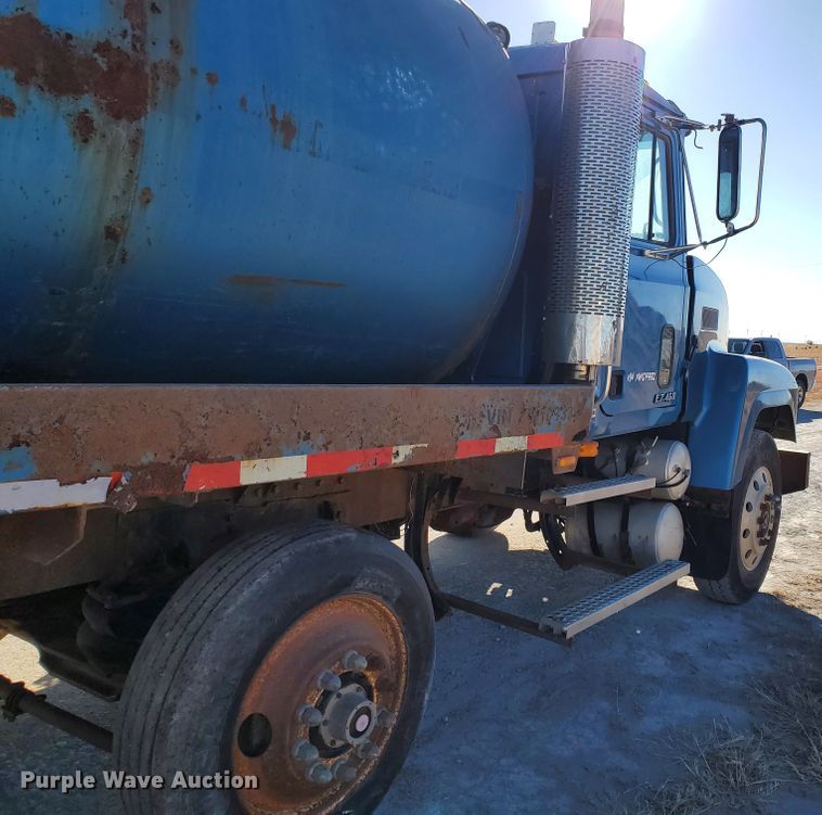 image for item HW9500 1999 Mack CH613  vacuum truck