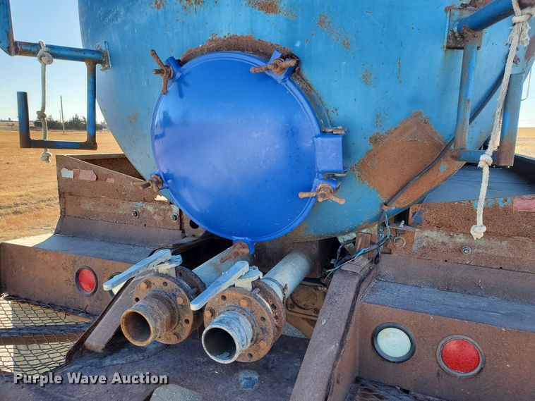 image for item HW9500 1999 Mack CH613  vacuum truck