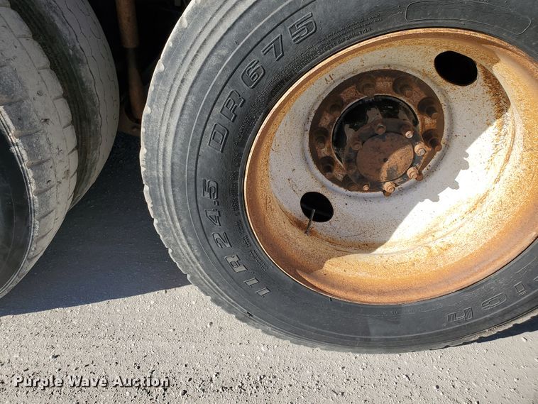 image for item HW9500 1999 Mack CH613  vacuum truck