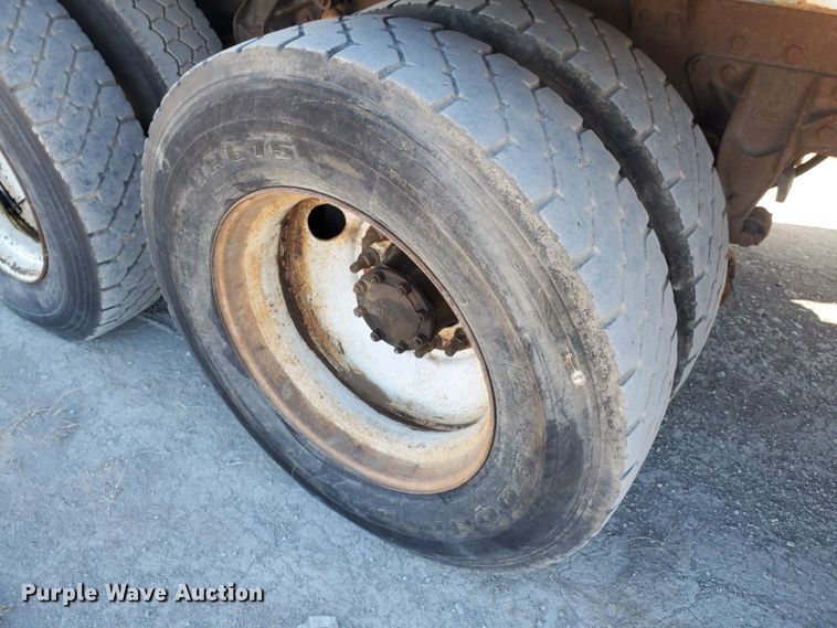 image for item HW9500 1999 Mack CH613  vacuum truck