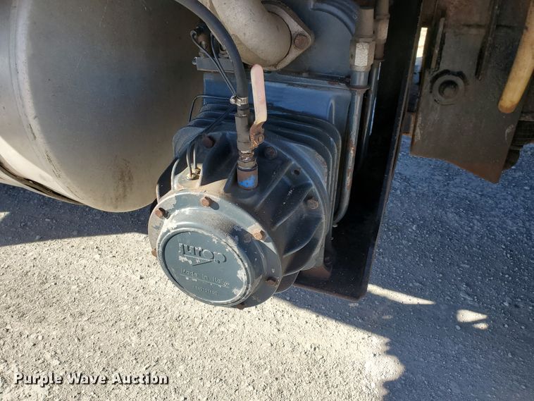 image for item HW9500 1999 Mack CH613  vacuum truck