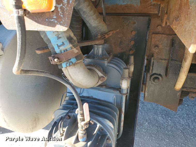 image for item HW9500 1999 Mack CH613  vacuum truck