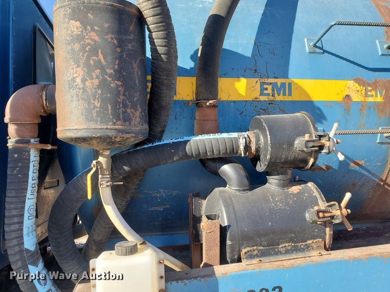 image for item HW9500 1999 Mack CH613  vacuum truck