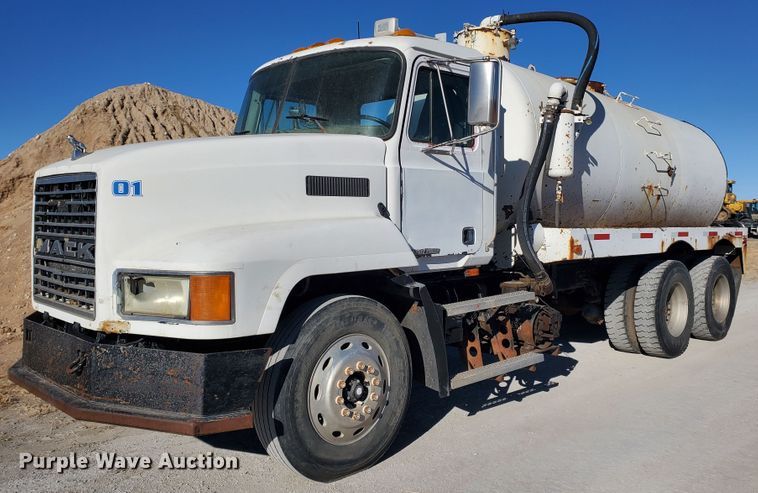 image for item HW9502 1998 Mack CH613  vacuum truck