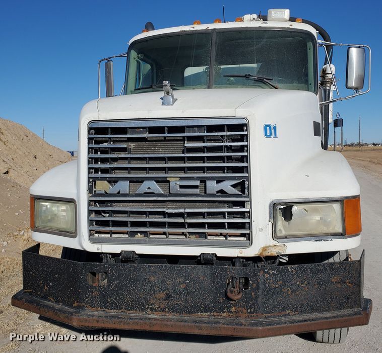 image for item HW9502 1998 Mack CH613  vacuum truck