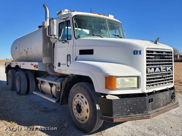 image for item HW9502 1998 Mack CH613  vacuum truck