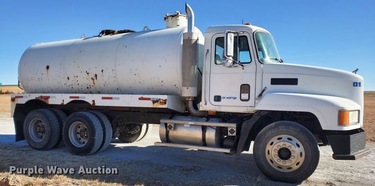 image for item HW9502 1998 Mack CH613  vacuum truck