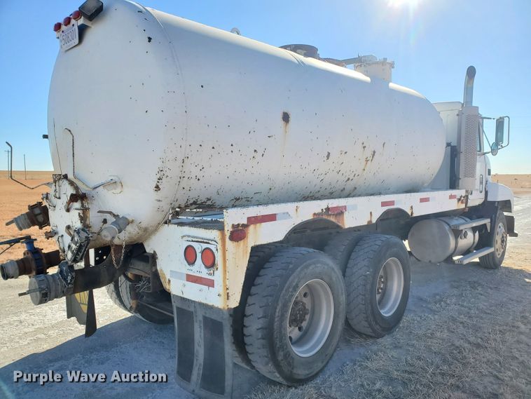 image for item HW9502 1998 Mack CH613  vacuum truck