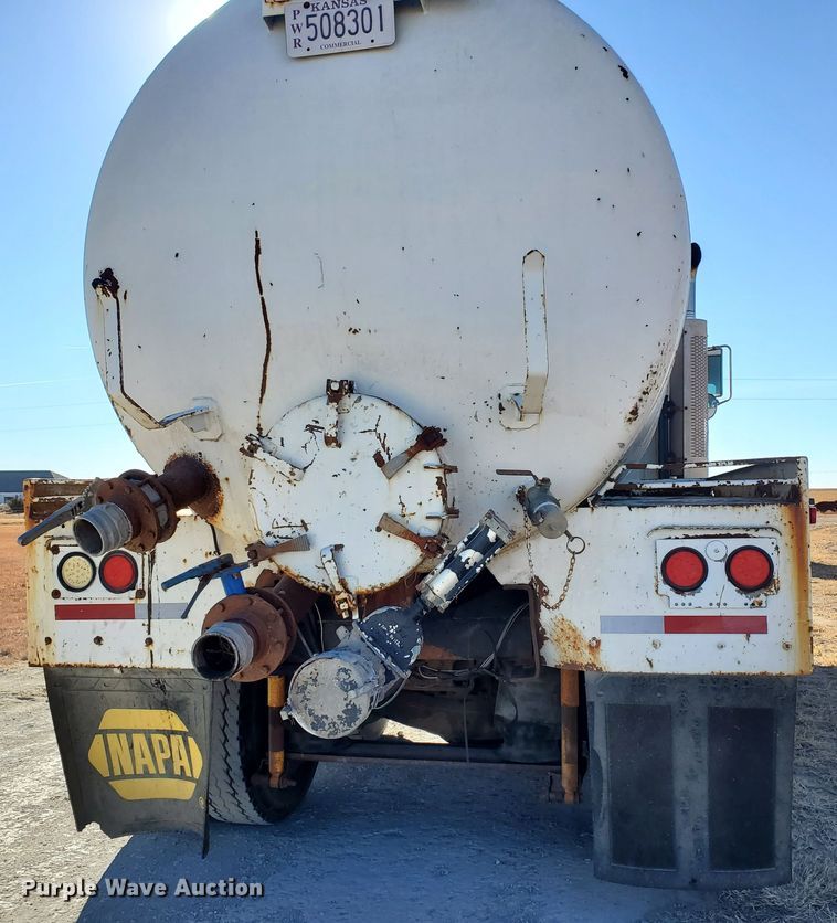 image for item HW9502 1998 Mack CH613  vacuum truck