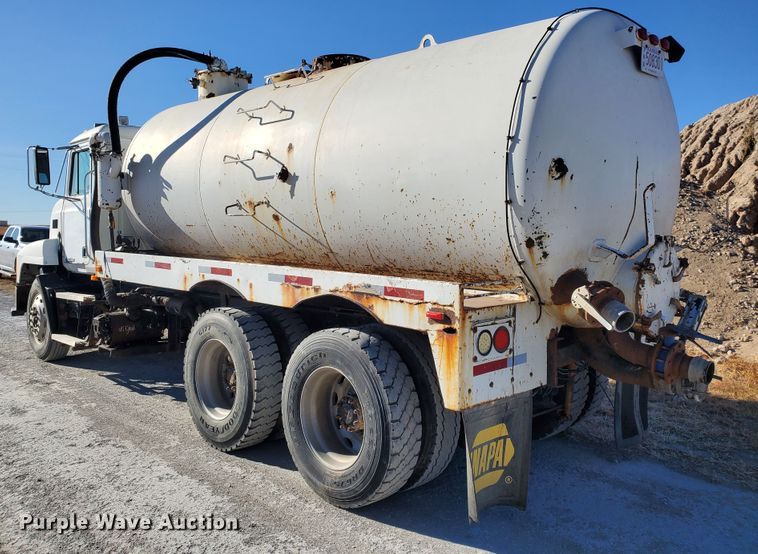 image for item HW9502 1998 Mack CH613  vacuum truck