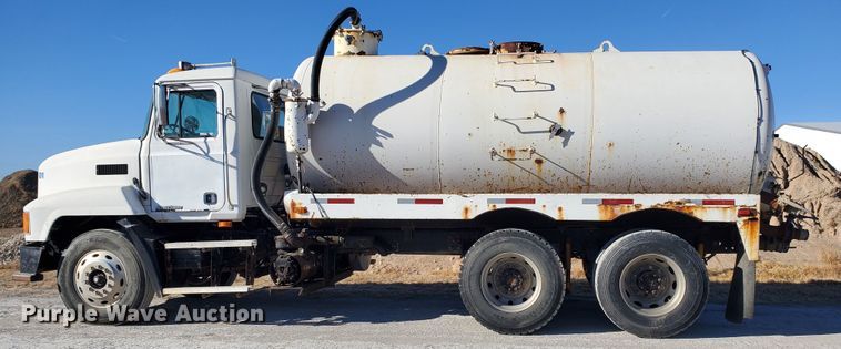 image for item HW9502 1998 Mack CH613  vacuum truck